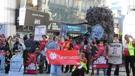 Кто нанес удар индустрии видеоигр? Рабочие профсоюзов устроили акцию протеста на церемонии Game Awards.